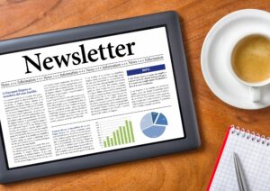 Ilustračný obrázok - newsletter, tablet, káva, zošit, pero