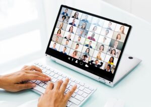 Ilustračný obrázok - notebook, klávesnica, ruky